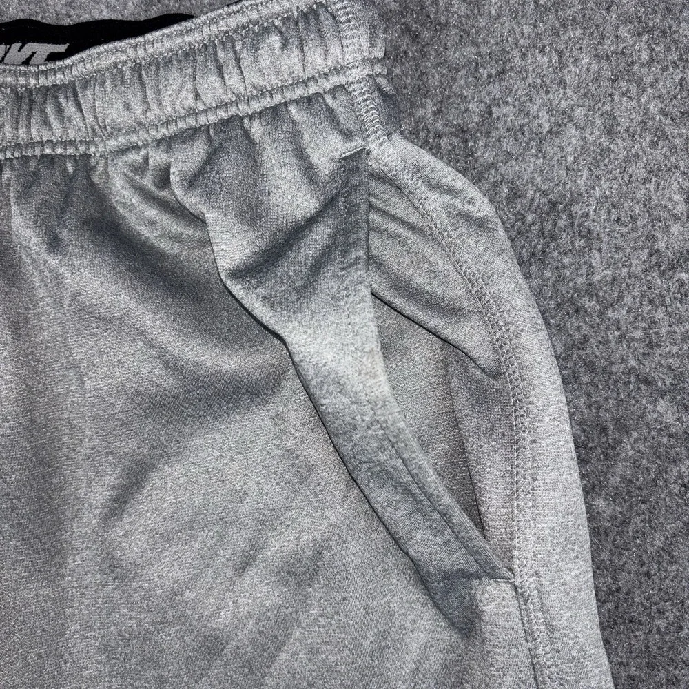 Nike Therma Fit Sweatpants Mens Medium Gray Joggers Swoosh Logo Gym Athletic EUC